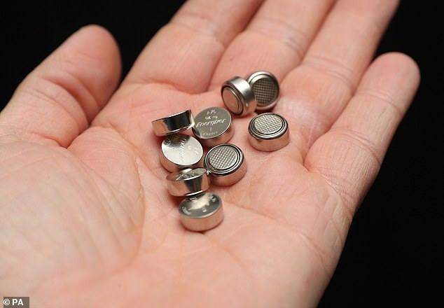 B&eacute; g&aacute;i 2 tuổi tử vong v&igrave; nuốt pin c&uacute;c &aacute;o: Cảnh b&aacute;o nguy hiểm cho mẹ v&agrave; b&eacute; - Ảnh 2.
