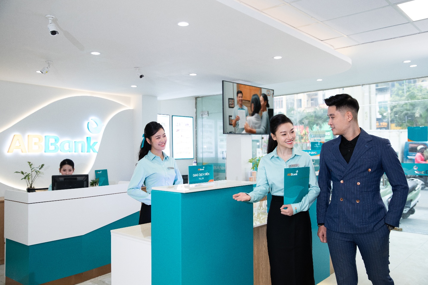 ABBank thay đổi trải nghiệm kh&aacute;ch h&agrave;ng với m&ocirc; h&igrave;nh quầy giao dịch đứng - Ảnh 1.