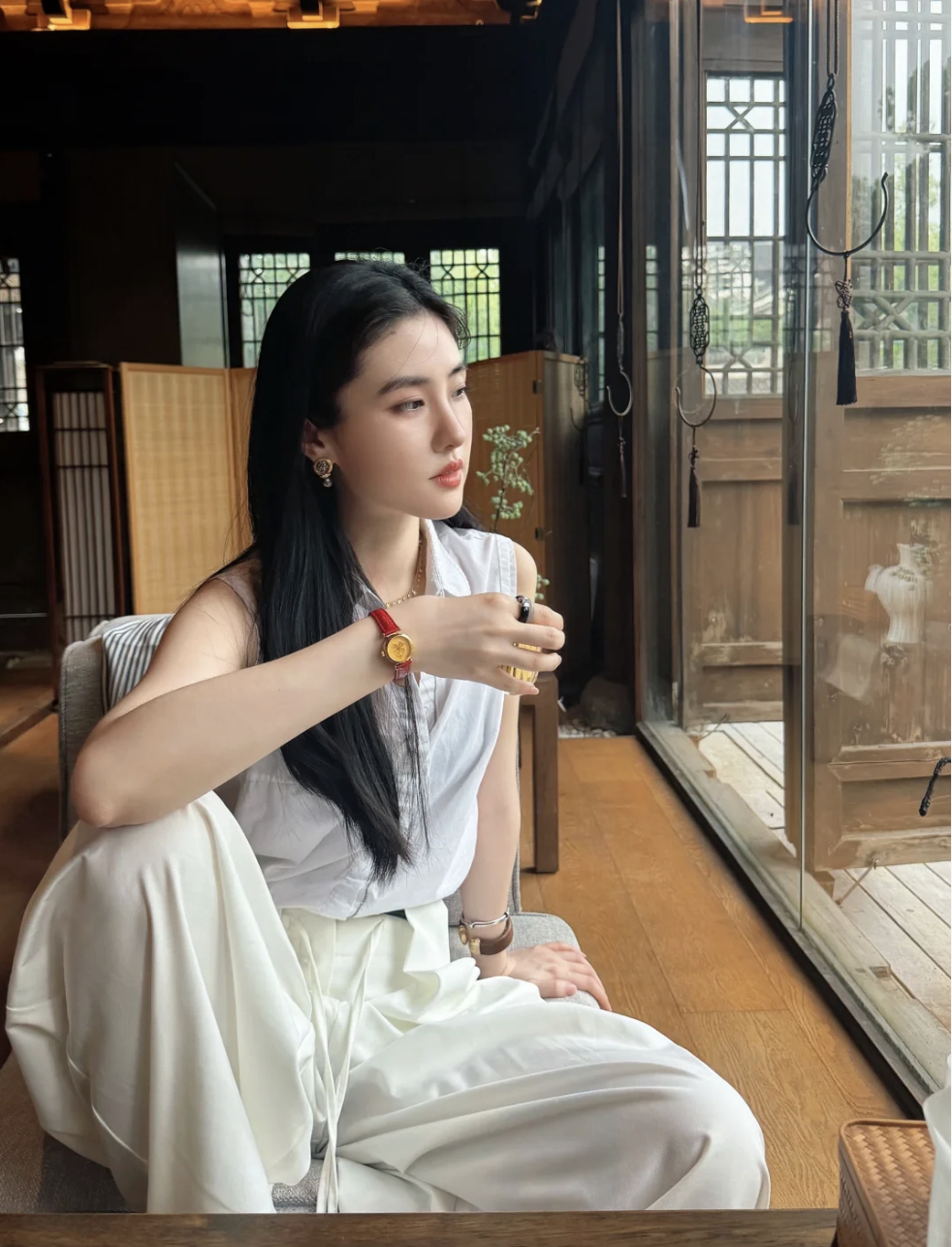N&ecirc;n đeo đồng hồ tay tr&aacute;i hay tay phải để mang lại may mắn năm 2026? - Ảnh 3.