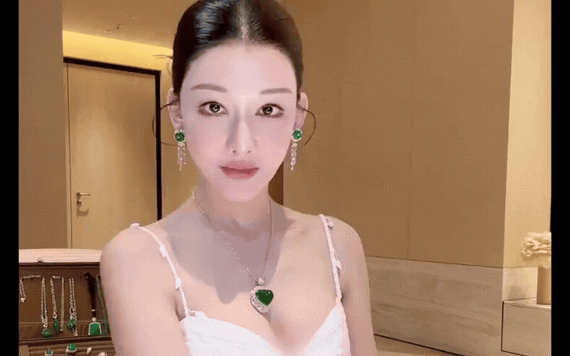 Tuyệt chi&ecirc;u phối đồ ngọc cẩm thạch sang xịn gi&uacute;p bạn nổi bật trong mọi sự kiện - Ảnh 1.