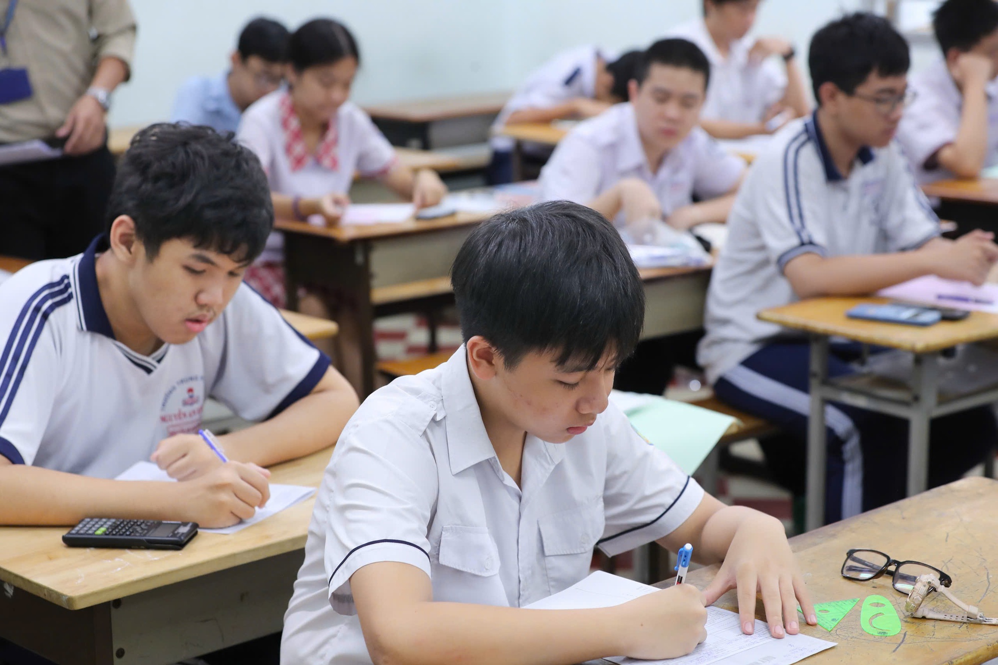 H&igrave;nh ảnh th&iacute; sinh lớp 10 thi m&ocirc;n to&aacute;n: Hồi hộp chờ đề thi  - Ảnh 3.