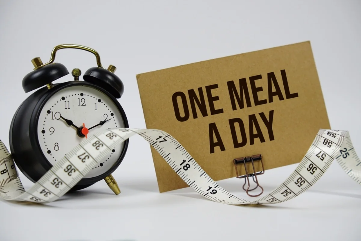Bác sĩ tiết lộ cách ăn “1 bữa no/ngày” giúp giảm 5kg sau vài tháng: Không phải nhịn khổ sở, bí mật nằm ở thời điểm ăn - Ảnh 2.