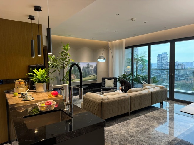 Gi&aacute;m đốc thiết kế mua căn hộ 20 tầng gi&aacute; 27 tỷ: Kh&ocirc;ng muốn rời khỏi kh&ocirc;ng gian sống - Ảnh 16.