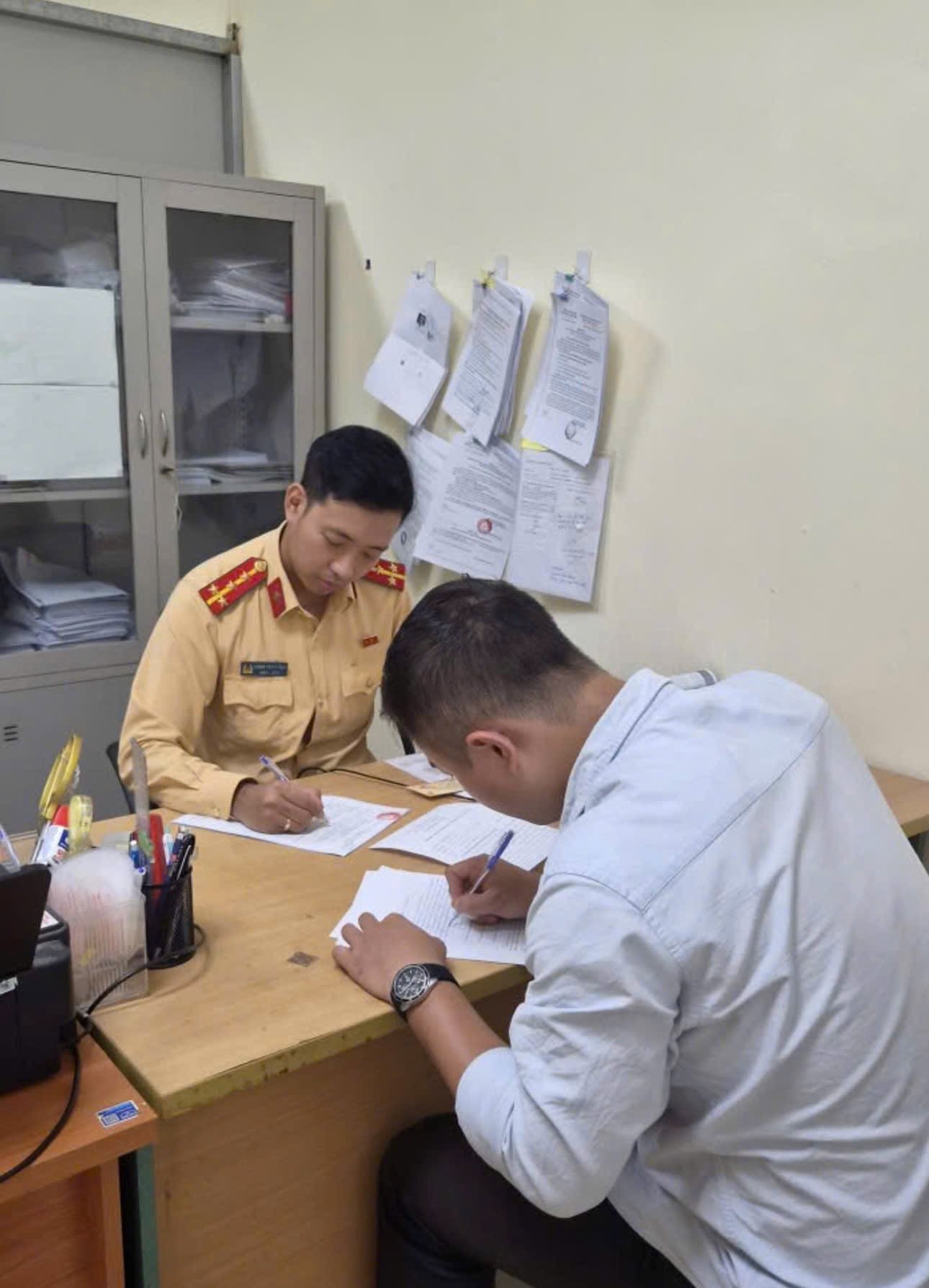 Thanh ni&ecirc;n H&agrave; Nội sử dụng điện thọai khi l&aacute;i xe: Cảnh b&aacute;o an to&agrave;n giao th&ocirc;ng 2026 - Ảnh 1.