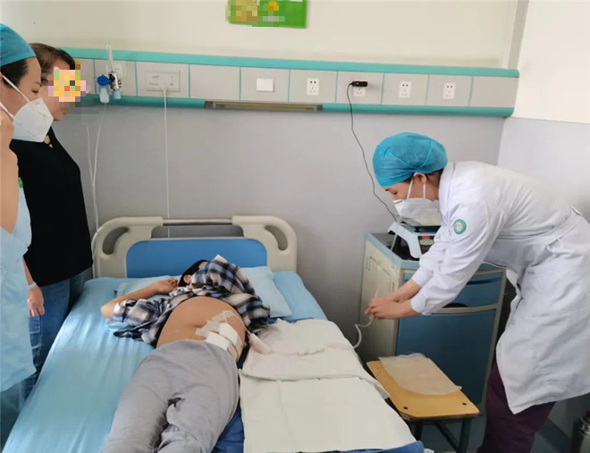 Cậu b&eacute; 8 tuổi bị suy thận ở trẻ em v&igrave; nước ngọt c&oacute; ga , cuộc sống thay đổi m&atilde;i m&atilde;i - Ảnh 1.