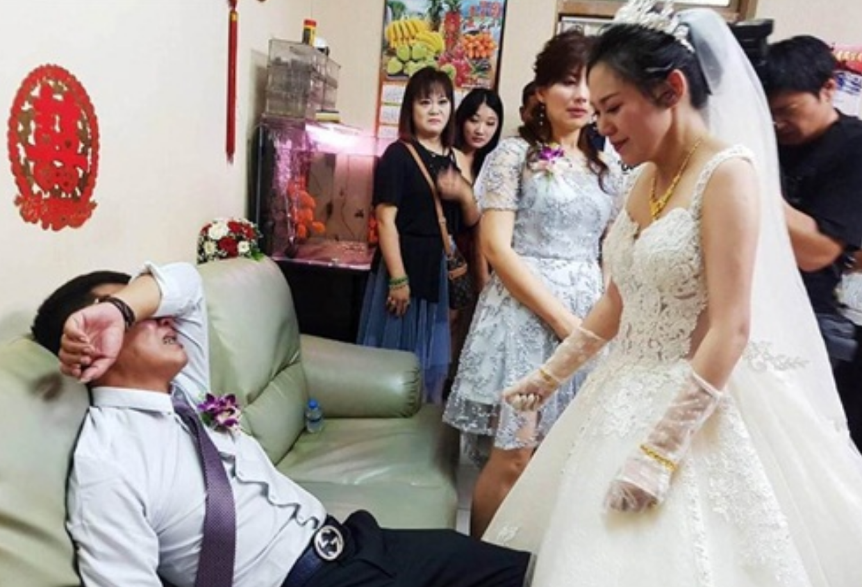 Ngay trong h&ocirc;n lễ, bố k&eacute;o t&ocirc;i l&ecirc;n xe, gỡ hoa cưới trả lại, t&ocirc;i ngơ ng&aacute;c hỏi bố định đi đ&acirc;u, &ocirc;ng trả lời: 