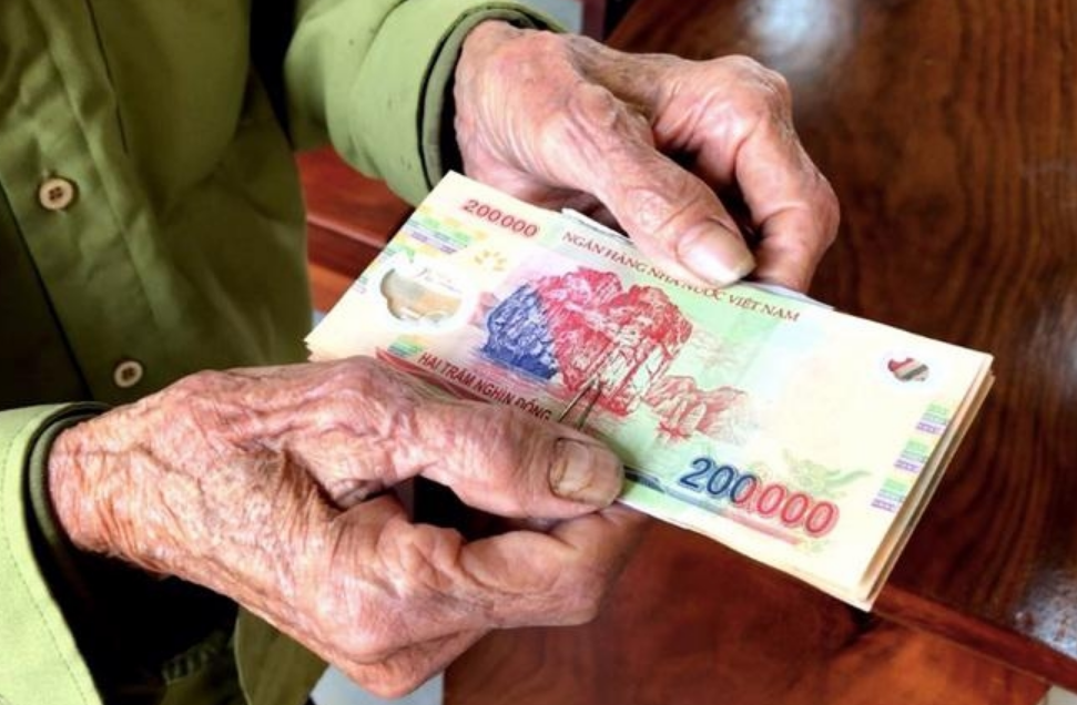 D&ugrave; được tăng lương hưu nhưng số tiền t&ocirc;i nhận mỗi th&aacute;ng kh&ocirc;ng thấm v&agrave;o đ&acirc;u so với cuốn sổ tiết kiệm m&agrave; c&aacute;c con đ&atilde; dỗ d&agrave;nh- Ảnh 2.