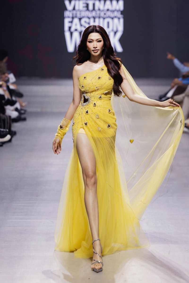 Vedette H'Hen Ni&ecirc; h&oacute;a nữ thần &aacute;nh s&aacute;ng trong bộ sưu tập Golden Heart Veil của NTK Thảo Nguyễn - Ảnh 2.
