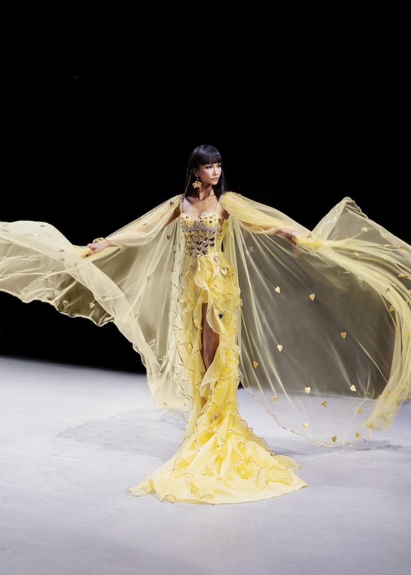 Vedette H'Hen Ni&ecirc; h&oacute;a nữ thần &aacute;nh s&aacute;ng trong bộ sưu tập Golden Heart Veil của NTK Thảo Nguyễn - Ảnh 5.