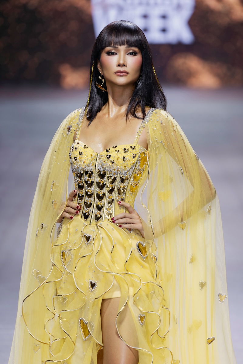 Vedette H'Hen Ni&ecirc; h&oacute;a nữ thần &aacute;nh s&aacute;ng trong bộ sưu tập Golden Heart Veil của NTK Thảo Nguyễn - Ảnh 6.