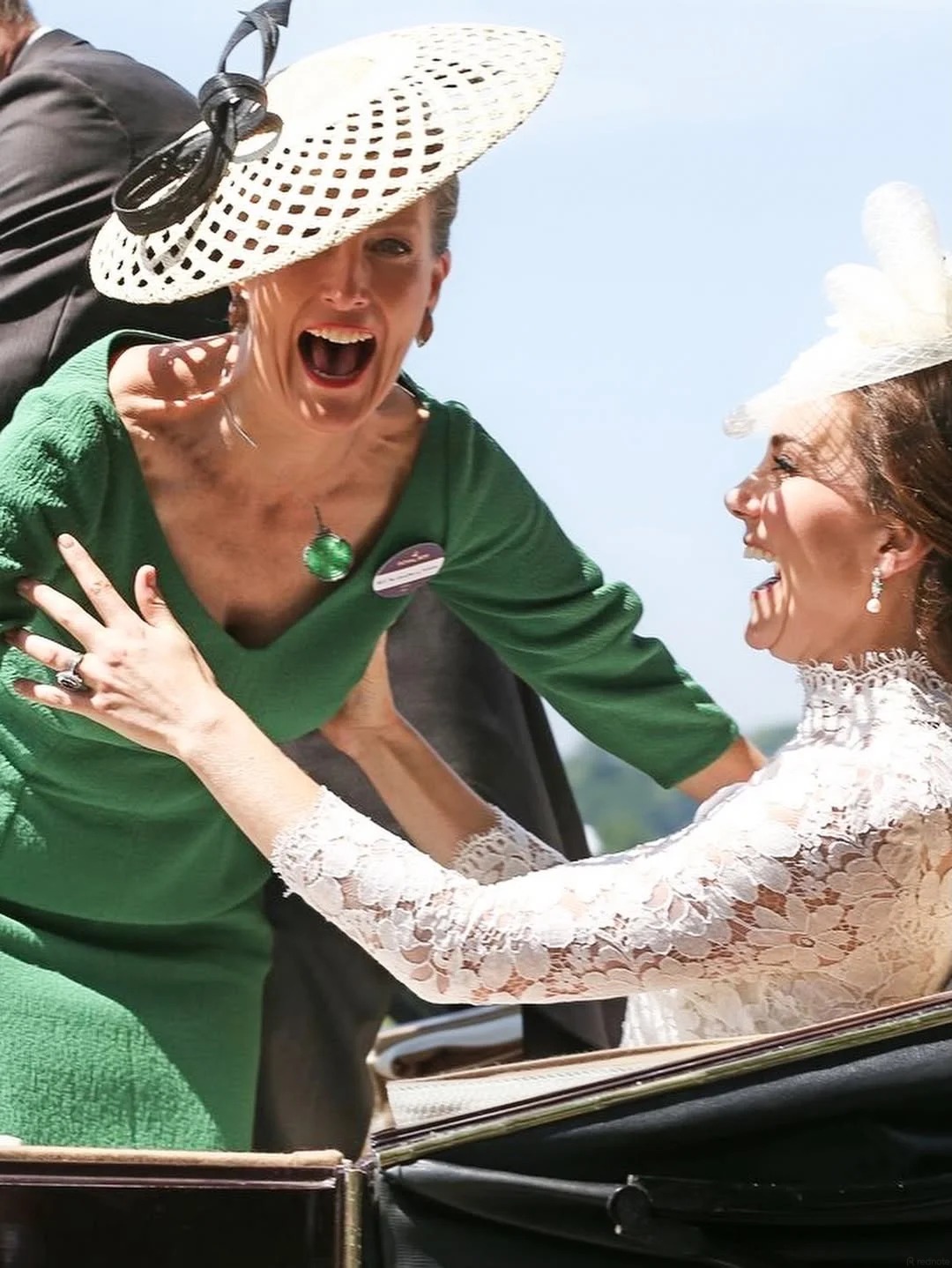 Đ&ocirc;i hoa tai của Vương phi Kate: M&oacute;n qu&agrave; cưới 1947 từ Nữ ho&agrave;ng Elizabeth II - Ảnh 3.