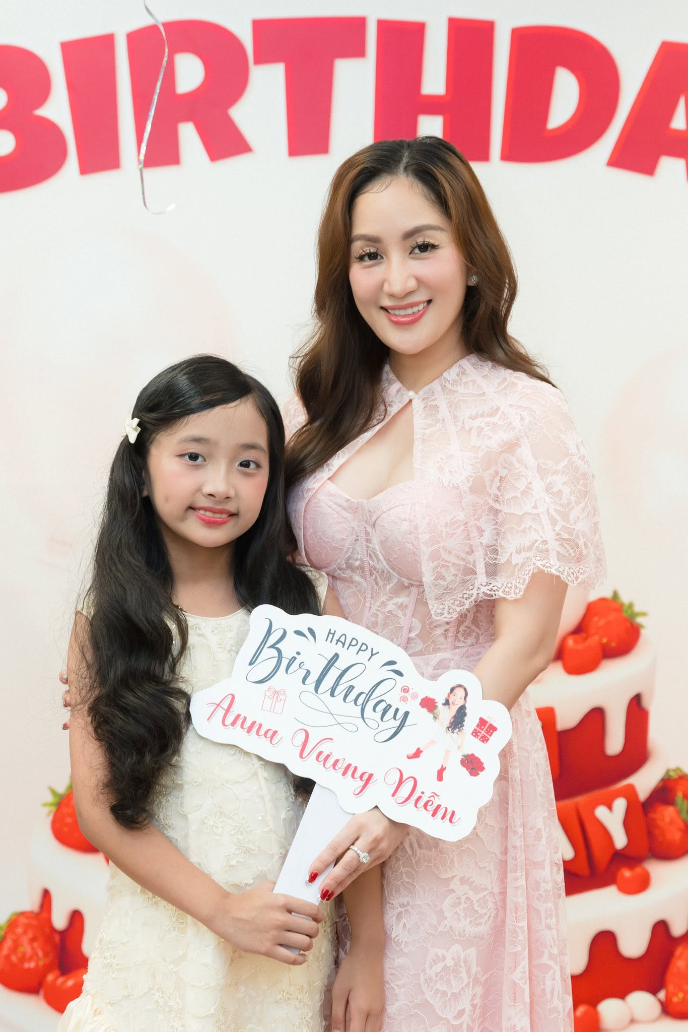 Nhà Khánh Thi 3 đời là mỹ nhân: Bà ngoại từng là hoa khôi, các con đẹp đến mức dân tình giục sinh thêm kẻo phí gen- Ảnh 8. Nhà Khánh Thi 3 đời là mỹ nhân: Bà ngoại từng là hoa khôi, các con đẹp đến mức dân tình giục sinh thêm kẻo phí gen- Ảnh 8.