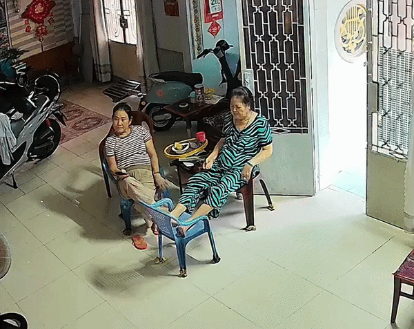 Đang ngồi nói chuyện bình thường, người phụ nữ bất ngờ ngả ra với dấu hiệu đột quỵ: Đoạn clip gây ám ảnh, cảnh báo dấu hiệu không được bỏ qua - Ảnh 1.