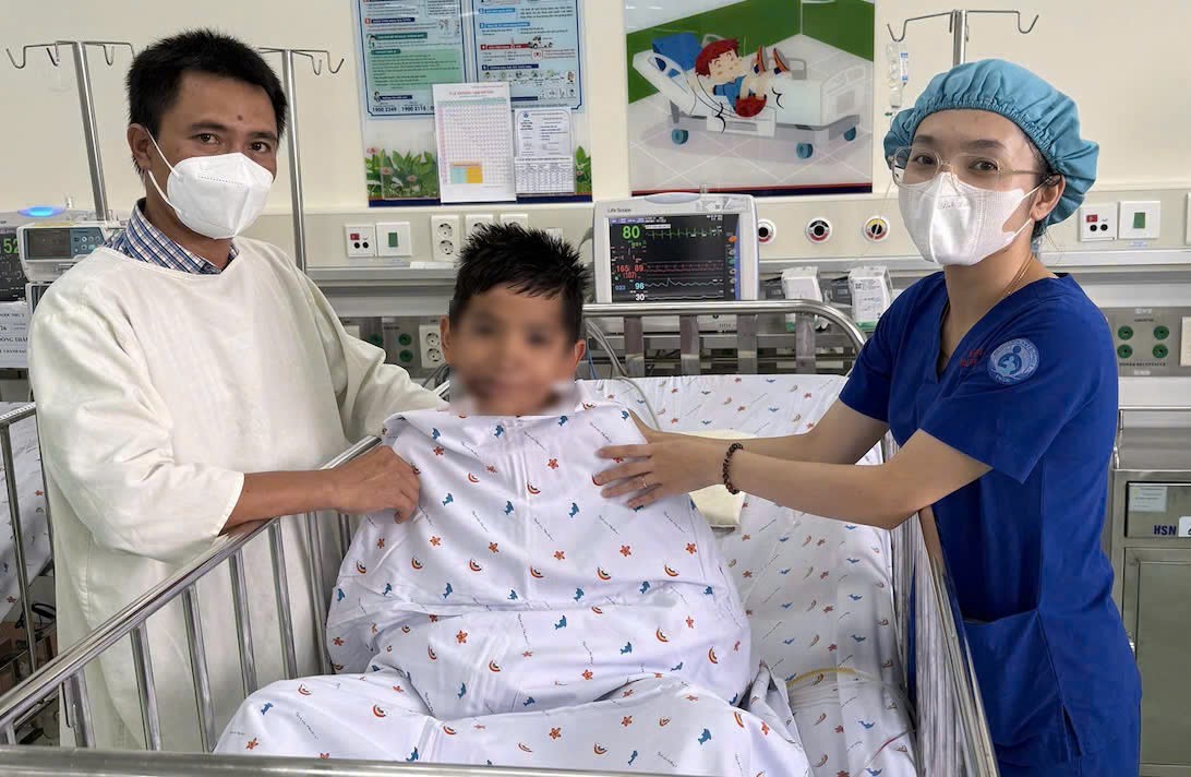 Hơn 10 giờ gi&agrave;nh giật sự sống cho b&eacute; trai bị &ocirc; t&ocirc; c&aacute;n qua người - Ảnh 1.