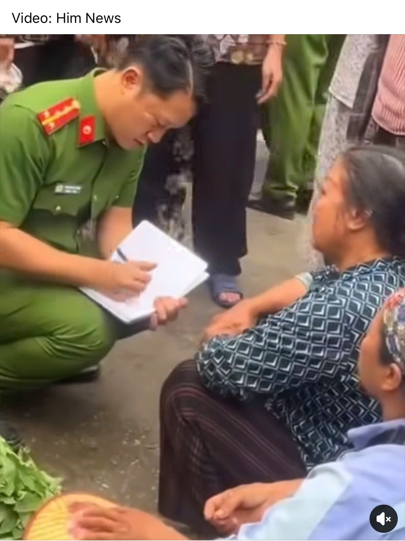 M&acirc;u thuẫn chỗ b&aacute;n h&agrave;ng ở chợ Ph&uacute; Thọ: Cụ b&agrave; bị xịt nước &aacute;p lực cao v&agrave;o mặt - Ảnh 4.