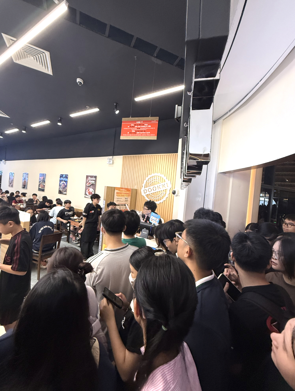 Kh&aacute;ch h&agrave;ng bức x&uacute;c khi chờ 4 tiếng tại buffet lẩu Dookki H&agrave; Nội Centre - Ảnh 2.