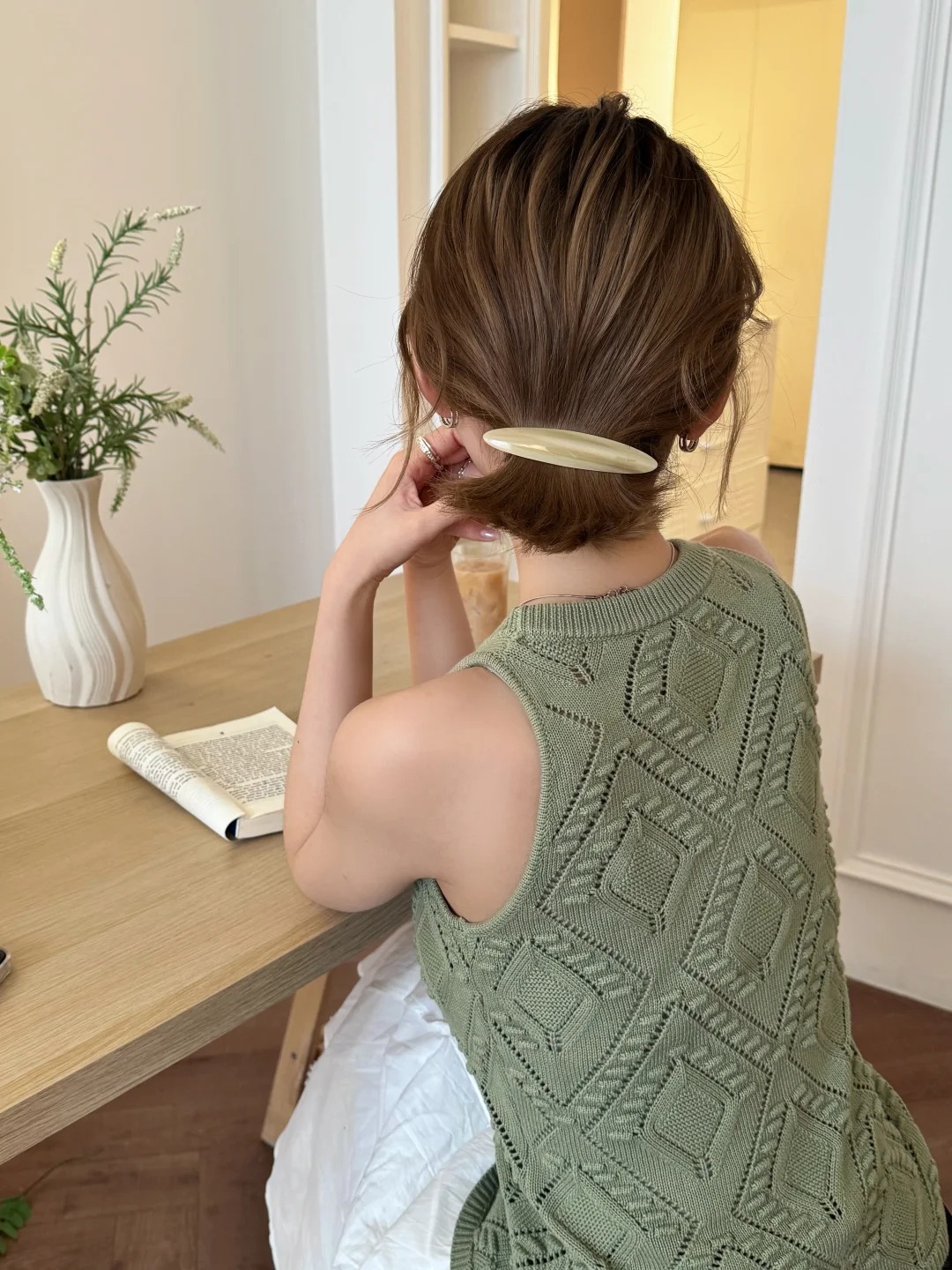 M&ugrave;a h&egrave; n&agrave;y, t&oacute;c b&uacute;i thấp hay t&oacute;c ngắn đều đẹp hơn nhờ một chiếc kẹp ngang nhỏ x&iacute;u - Ảnh 10.