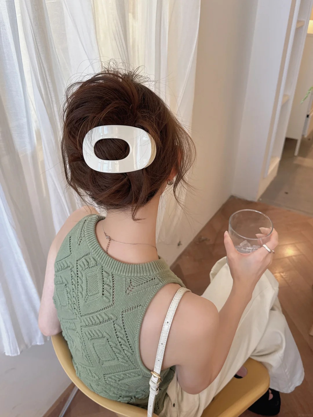 M&ugrave;a h&egrave; n&agrave;y, t&oacute;c b&uacute;i thấp hay t&oacute;c ngắn đều đẹp hơn nhờ một chiếc kẹp ngang nhỏ x&iacute;u - Ảnh 13.
