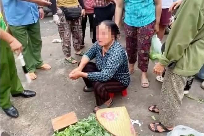 Chủ qu&aacute;n hải sản xịt v&ograve;i nước g&acirc;y thương t&iacute;ch cho cụ b&agrave; b&aacute;n rau ở H&agrave; Nội - Ảnh 1.