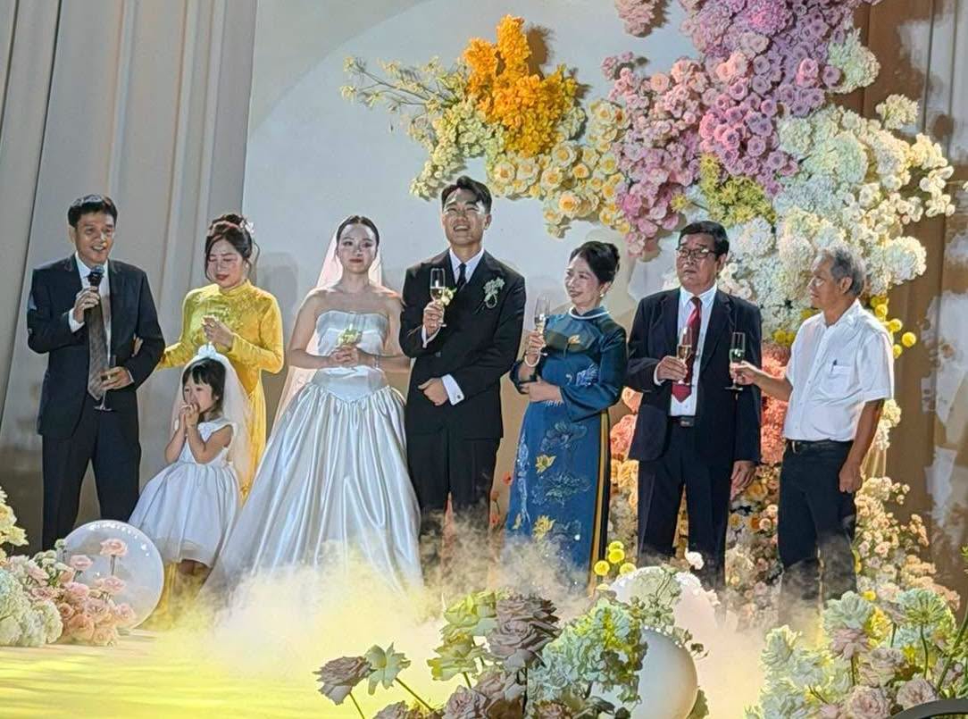 Lương Xu&acirc;n Trường cưới vợ gi&aacute;m đốc , bầu Đức x&uacute;c động chia sẻ h&agrave;nh tr&igrave;nh 15 năm - Ảnh 1.