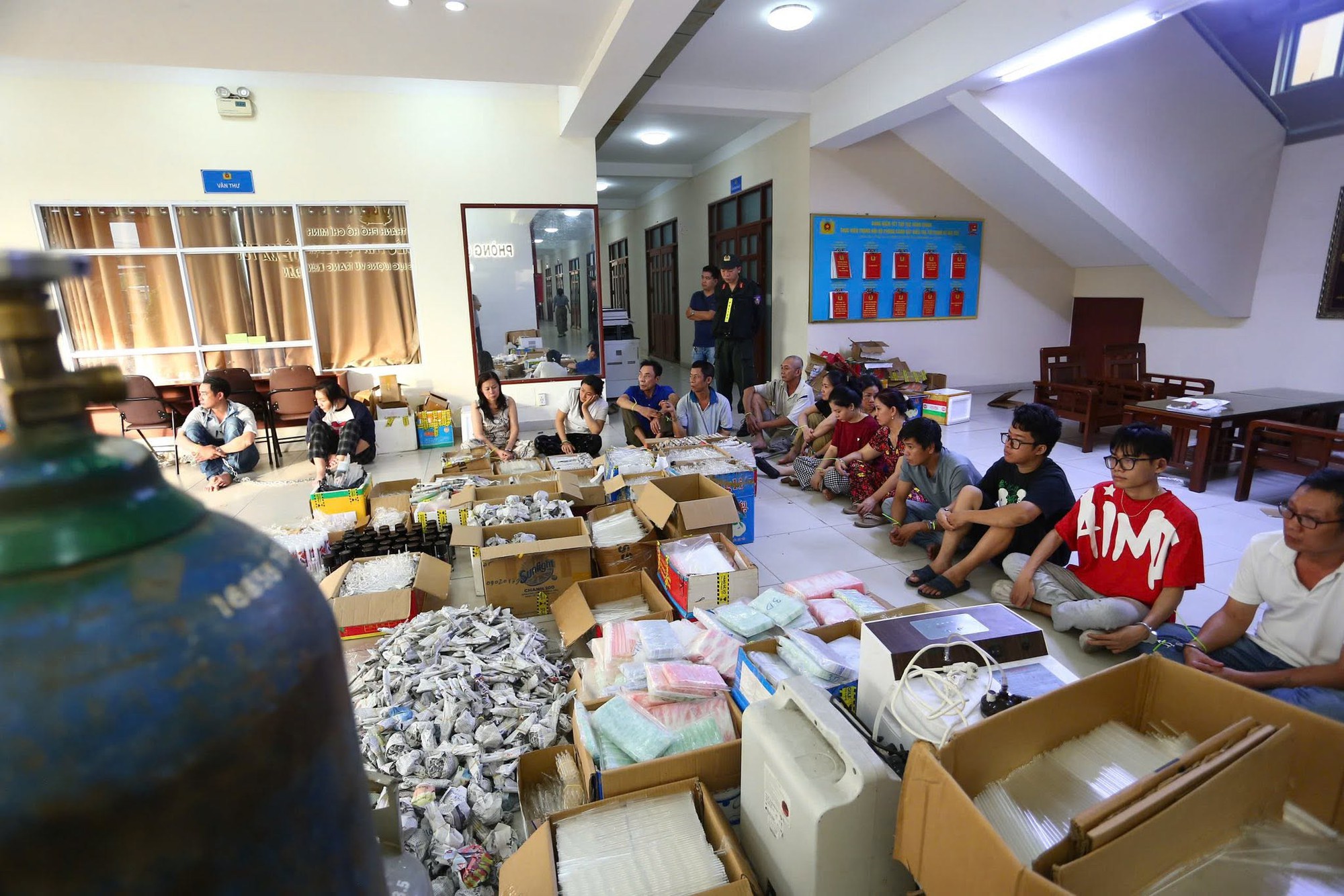 Triệt ph&aacute; đường d&acirc;y sản xuất dụng cụ ma t&uacute;y từ 10 nỏ thủy tinh tại TP . HCM - Ảnh 2.