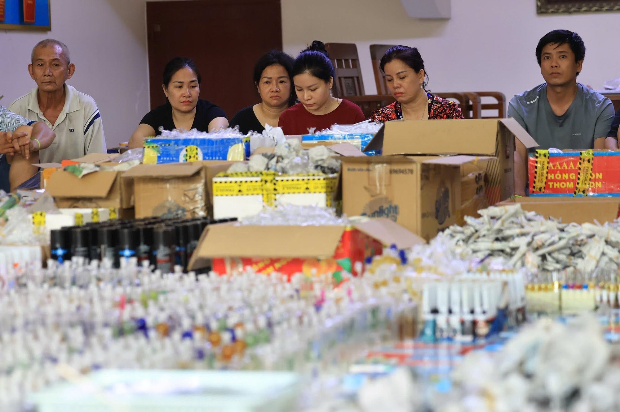 Triệt ph&aacute; đường d&acirc;y sản xuất dụng cụ ma t&uacute;y từ 10 nỏ thủy tinh tại TP . HCM - Ảnh 5.