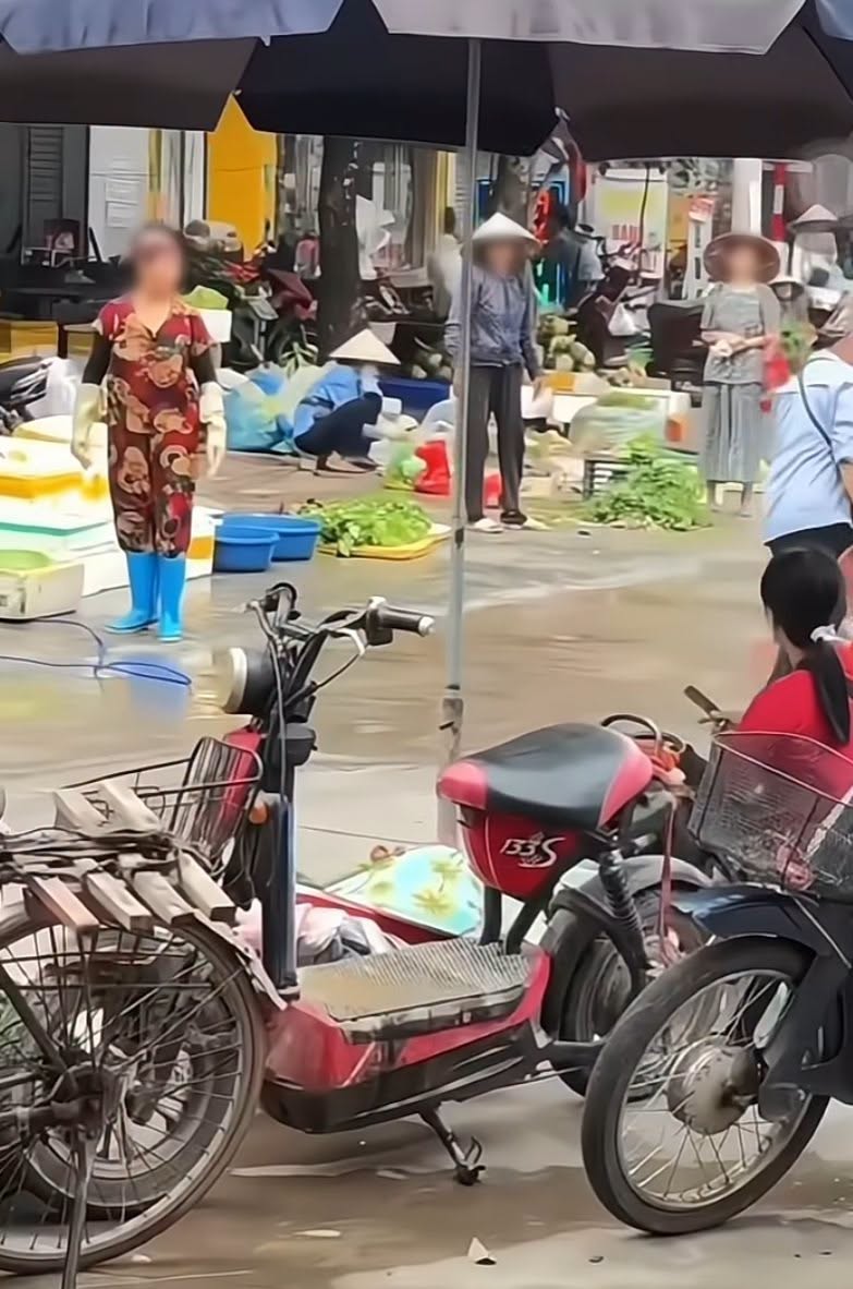 M&acirc;u thuẫn chỗ b&aacute;n h&agrave;ng ở chợ Ph&uacute; Thọ: Cụ b&agrave; bị xịt nước &aacute;p lực cao v&agrave;o mặt - Ảnh 2.