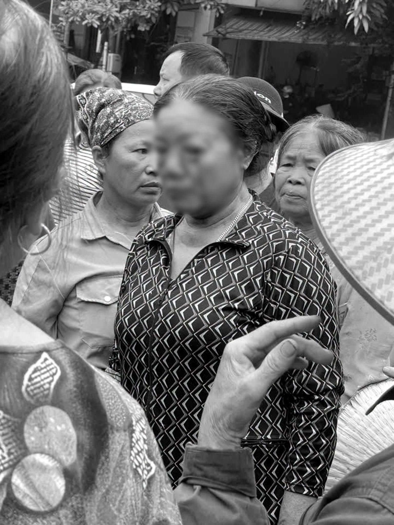 M&acirc;u thuẫn chỗ b&aacute;n h&agrave;ng ở chợ Ph&uacute; Thọ: Cụ b&agrave; bị xịt nước &aacute;p lực cao v&agrave;o mặt - Ảnh 1.
