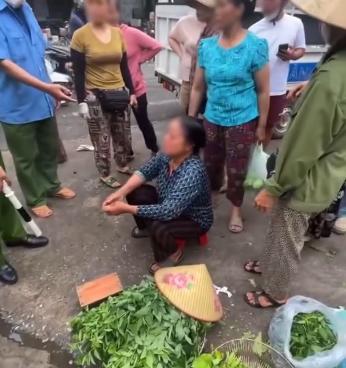 M&acirc;u thuẫn chỗ b&aacute;n h&agrave;ng ở chợ Ph&uacute; Thọ: Cụ b&agrave; bị xịt nước &aacute;p lực cao v&agrave;o mặt - Ảnh 3.
