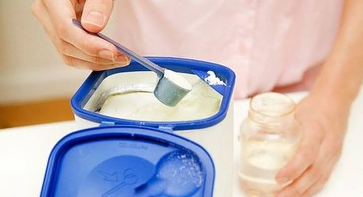 B&eacute; trai 3 th&aacute;ng tuổi nhập viện cấp cứu v&igrave; cha mẹ pha sữa bằng loại nước n&agrave;y - Ảnh 2.