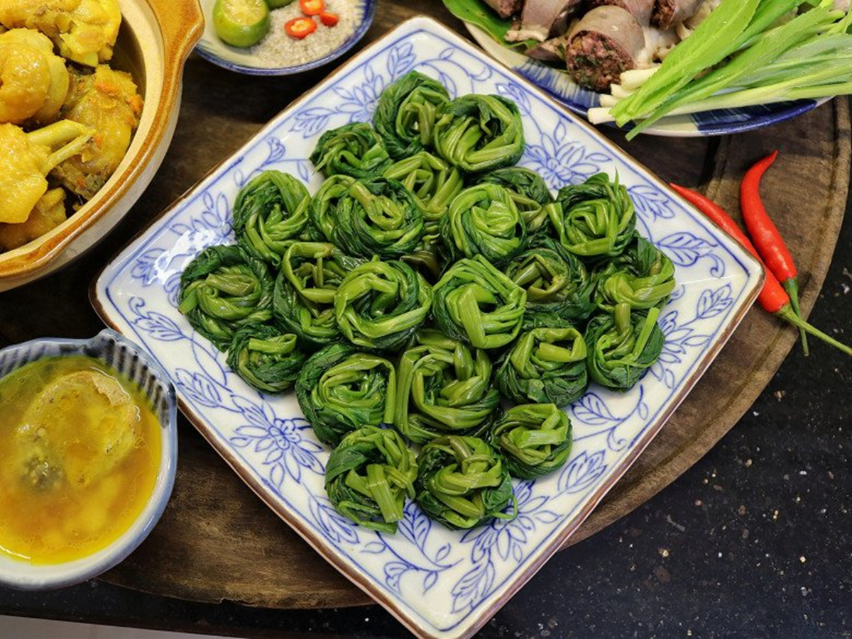 Luộc rau muống tưởng dễ m&agrave; kh&oacute;: Ghi nhớ 5 mẹo để rau xanh gi&ograve;n, giữ trọn dinh dưỡng. - Ảnh 1.