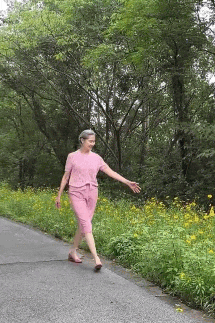 Ai n&oacute;i m&agrave;u hồng l&agrave; đặc quyền của tuổi trẻ? Người phụ nữ ngo&agrave;i 70 tuổi n&agrave;y chắc chắn kh&ocirc;ng đồng &yacute;- Ảnh 1.