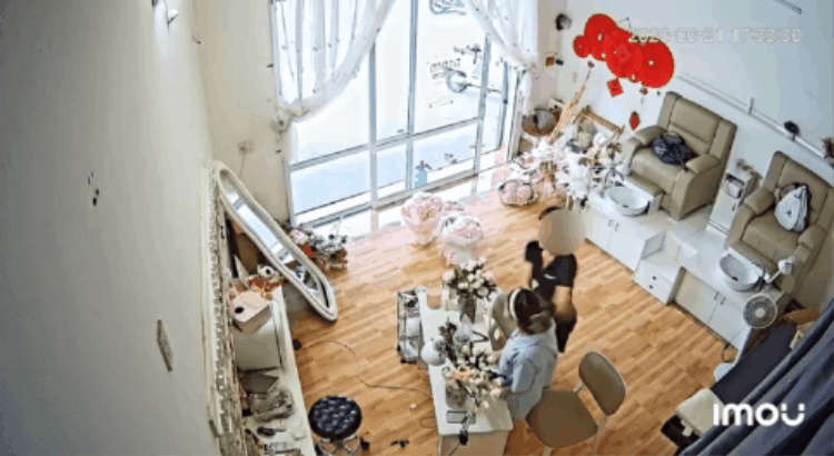 Clip g&acirc;y phẫn nộ: Chủ tiệm nail bị c&ocirc; g&aacute;i mặc đồ thể thao h&agrave;nh hung d&atilde; man, tiết lộ t&igrave;nh trạng hiện tại khiến nhiều người bức x&uacute;c - Ảnh 1.