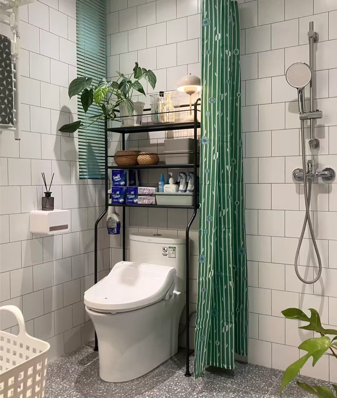 T&ocirc;i rất ngưỡng mộ c&aacute;ch người phụ nữ 53 tuổi n&agrave;y sắp xếp ph&ograve;ng tắm: Kh&ocirc;ng gian nhỏ nhưng chứa được gấp đ&ocirc;i đồ đạc, l&uacute;c n&agrave;o cũng sạch sẽ v&agrave; gọn g&agrave;ng - Ảnh 5.