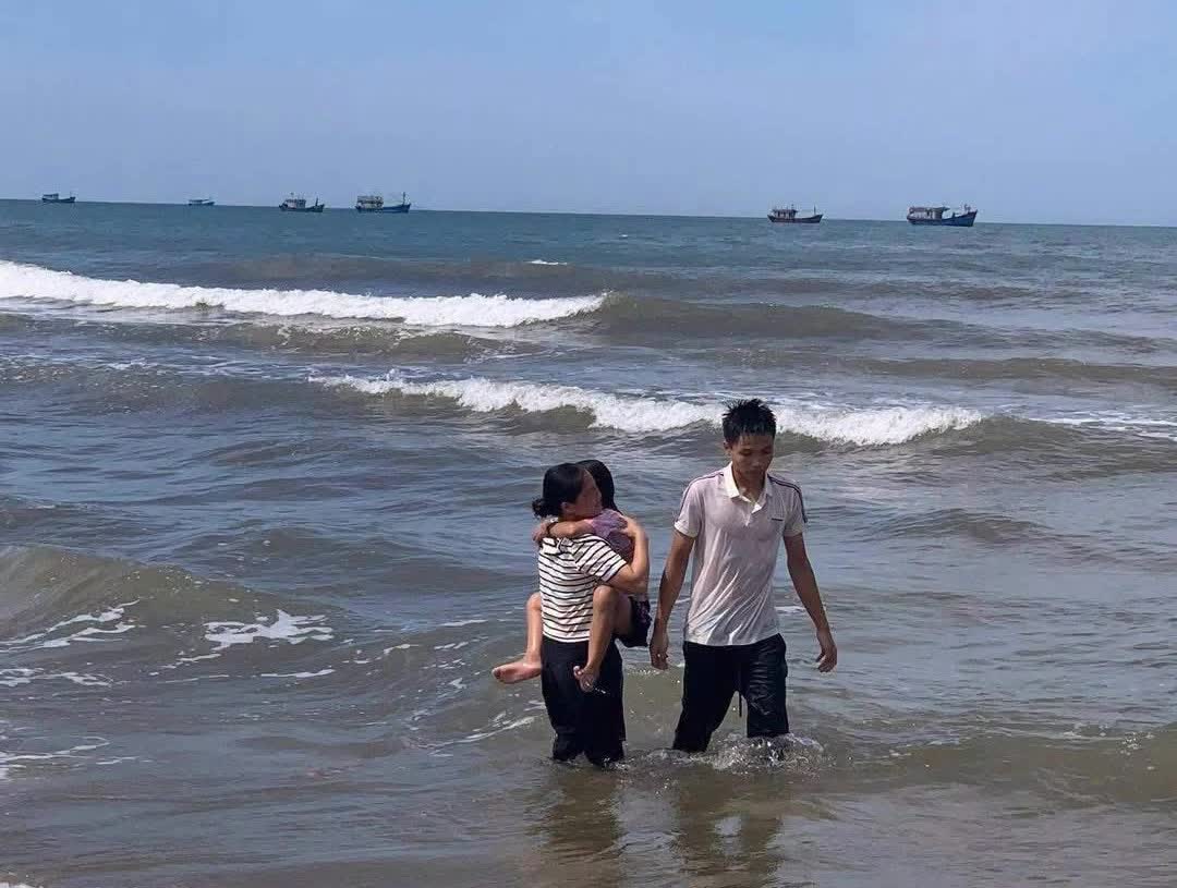 Nam sinh lớp 12 dũng cảm cứu b&eacute; g&aacute;i khỏi đuối nước tại b&atilde;i biển Đ&aacute; Nhảy - Ảnh 1.