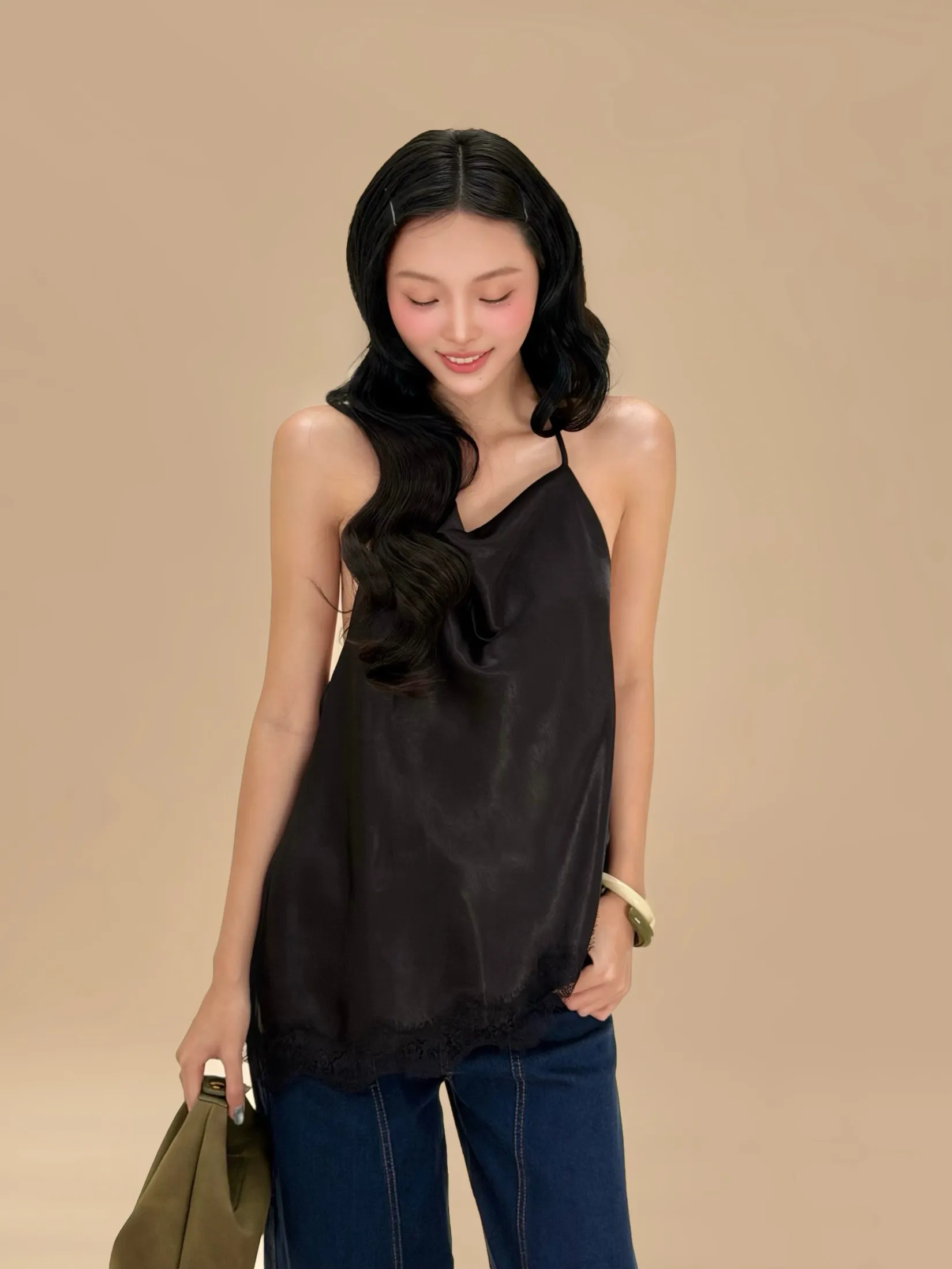 Áo lụa đính ren đang hot rần rần, nhưng mặc sao để đẹp mà không lo
