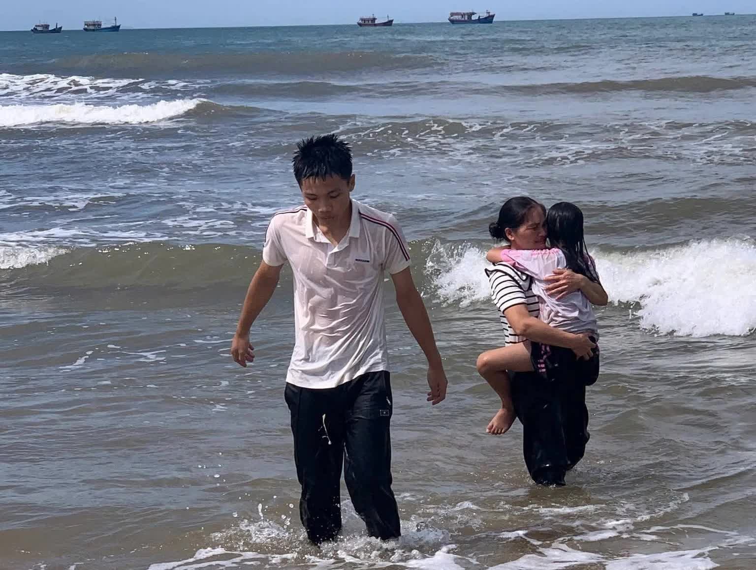 Nam sinh lớp 12 dũng cảm cứu b&eacute; g&aacute;i khỏi đuối nước tại b&atilde;i biển Đ&aacute; Nhảy - Ảnh 2.
