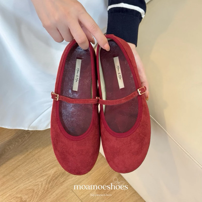 Kh&ocirc;ng phải sneaker, gi&agrave;y b&uacute;p b&ecirc; đỏ mới l&agrave; m&oacute;n đồ hot nhất h&egrave; 2026 - Ảnh 10.