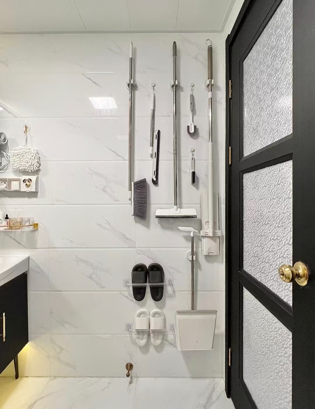 T&ocirc;i rất ngưỡng mộ c&aacute;ch người phụ nữ 53 tuổi n&agrave;y sắp xếp ph&ograve;ng tắm: Kh&ocirc;ng gian nhỏ nhưng chứa được gấp đ&ocirc;i đồ đạc, l&uacute;c n&agrave;o cũng sạch sẽ v&agrave; gọn g&agrave;ng - Ảnh 7.