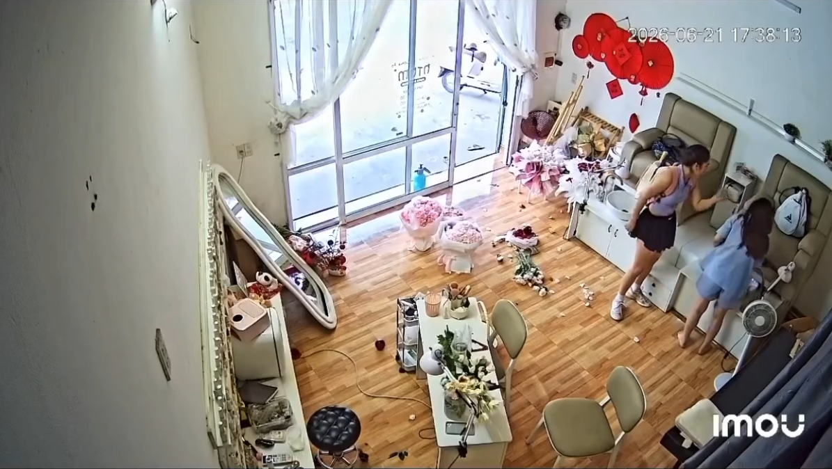 C&ocirc; g&aacute;i h&agrave;nh hung tại cửa h&agrave;ng l&agrave;m đẹp Hưng Y&ecirc;n: Diễn biến g&acirc;y sốc sau 4 ph&uacute;t - Ảnh 2.