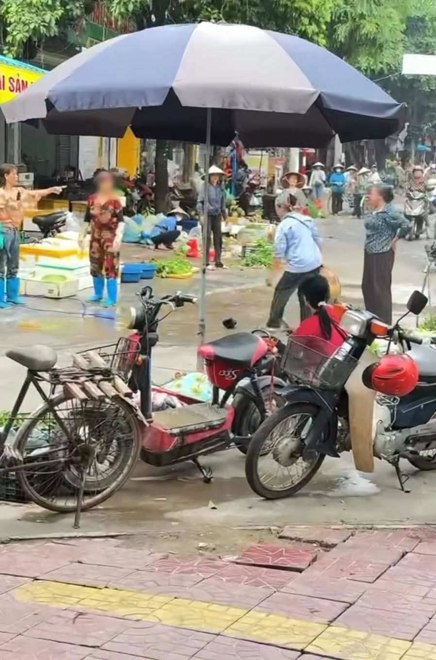 Người phụ nữ b&aacute;n rau bị xịt nước cao &aacute;p ở Ph&uacute; Thọ: Con trai y&ecirc;u cầu l&agrave;m r&otilde; tr&aacute;ch nhiệm - Ảnh 1.
