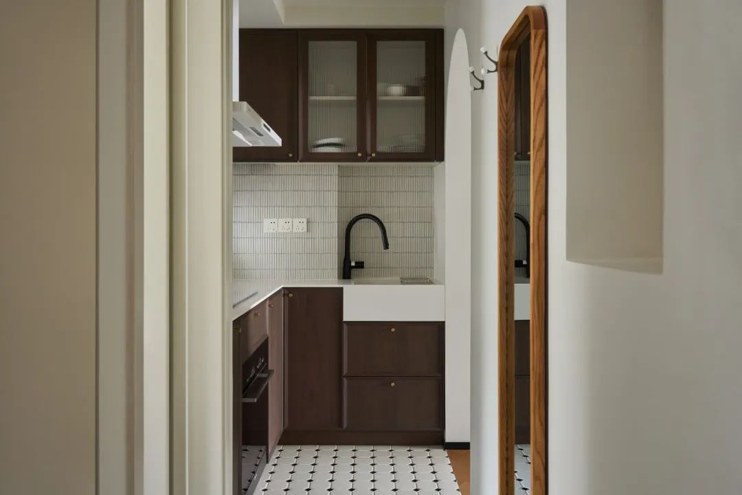 Ai cũng ch&ecirc; căn hộ 37m&sup2; qu&aacute; chật, cặp vợ chồng trẻ lại chi hơn 1,4 tỷ đồng cải tạo v&agrave; nhận về kết quả ngo&agrave;i mong đợi. - Ảnh 2.