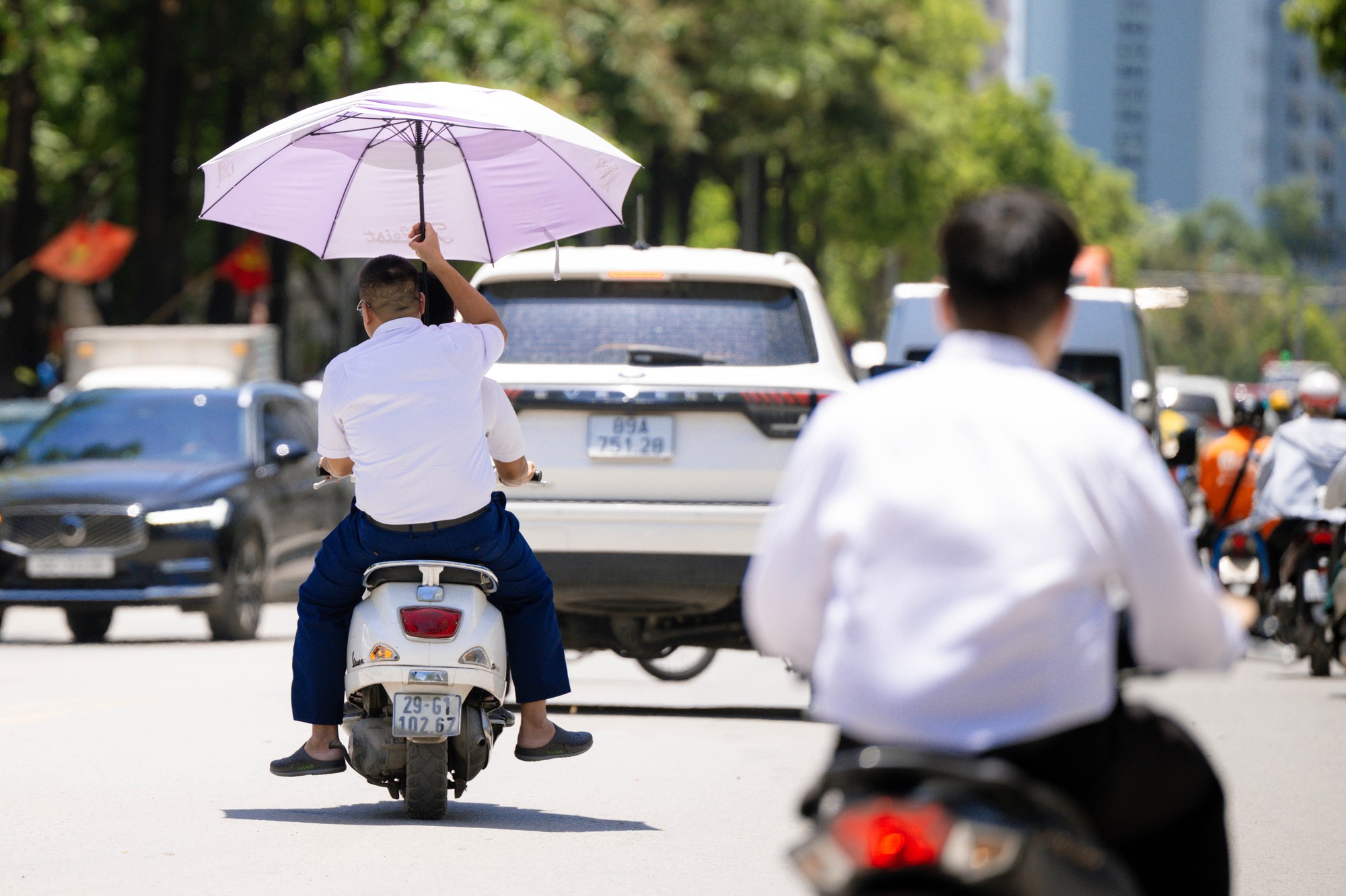 Nắng n&oacute;ng H&agrave; Nội 23 / 6 như chảo lửa , người d&acirc;n chật vật giữa c&aacute;i n&oacute;ng gay gắt - Ảnh 5.
