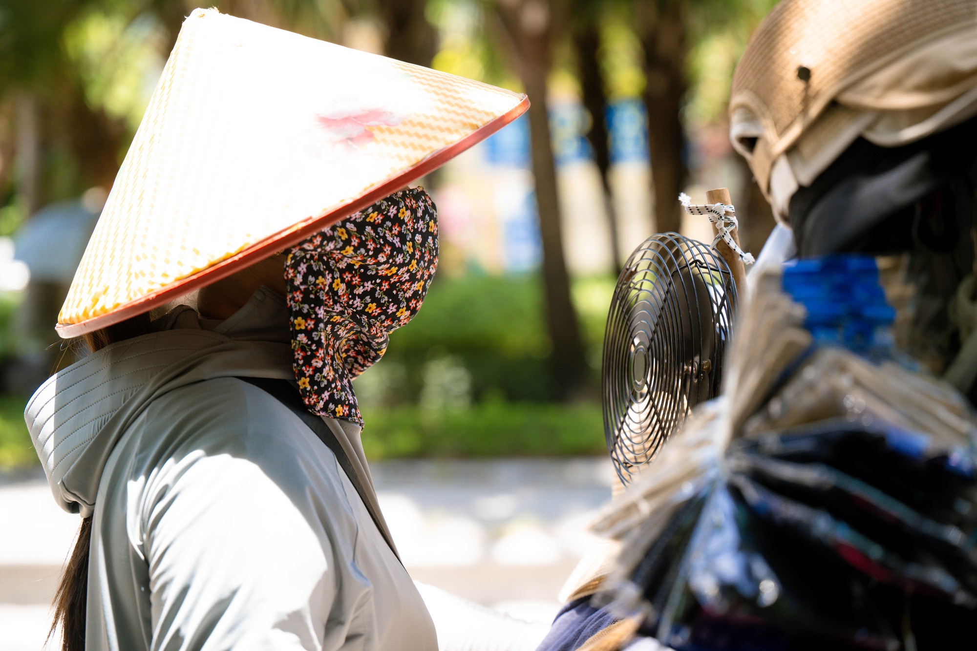 Nắng n&oacute;ng H&agrave; Nội 23 / 6 như chảo lửa , người d&acirc;n chật vật giữa c&aacute;i n&oacute;ng gay gắt - Ảnh 12.