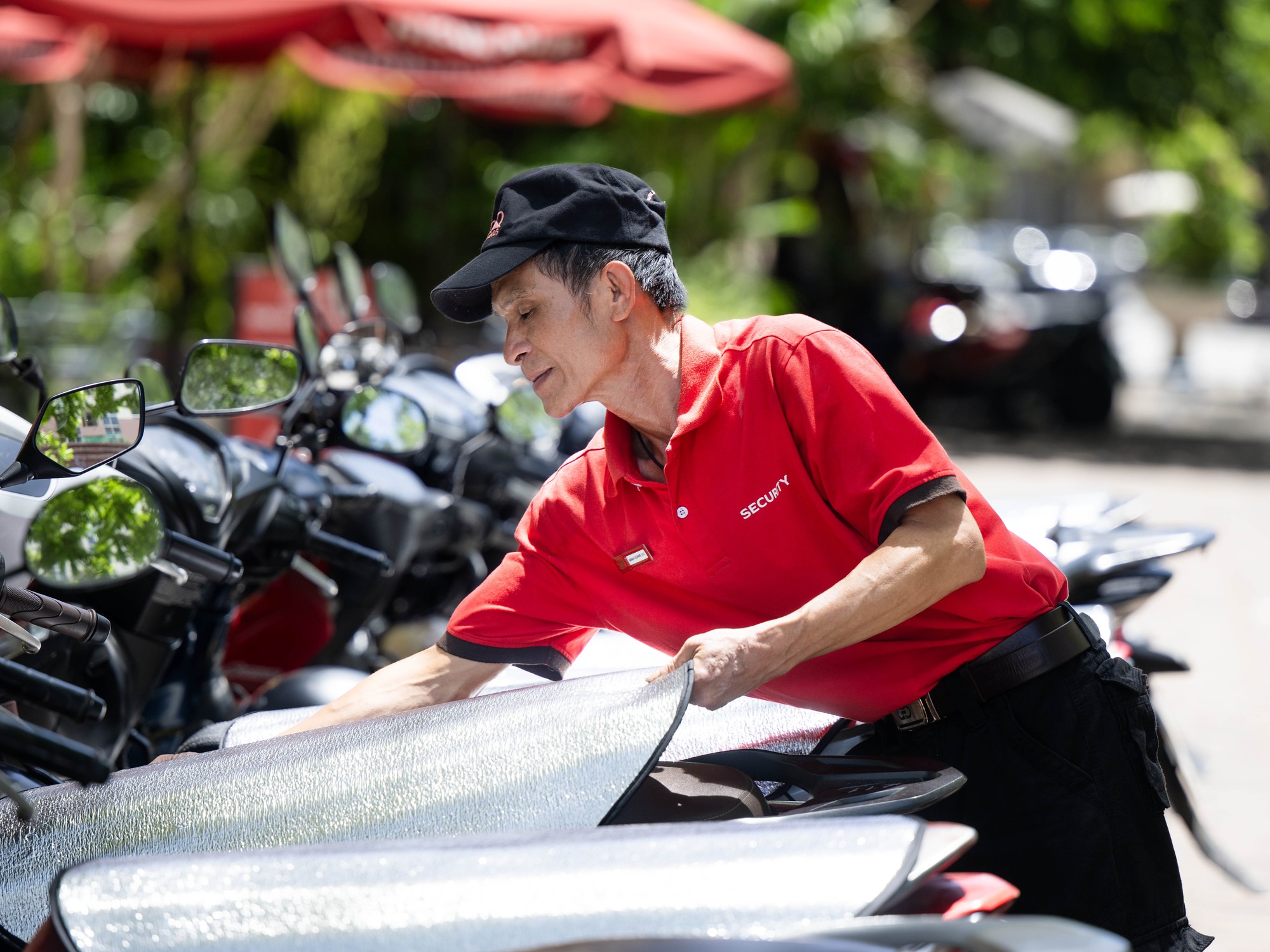 Nắng n&oacute;ng H&agrave; Nội 23 / 6 như chảo lửa , người d&acirc;n chật vật giữa c&aacute;i n&oacute;ng gay gắt - Ảnh 10.