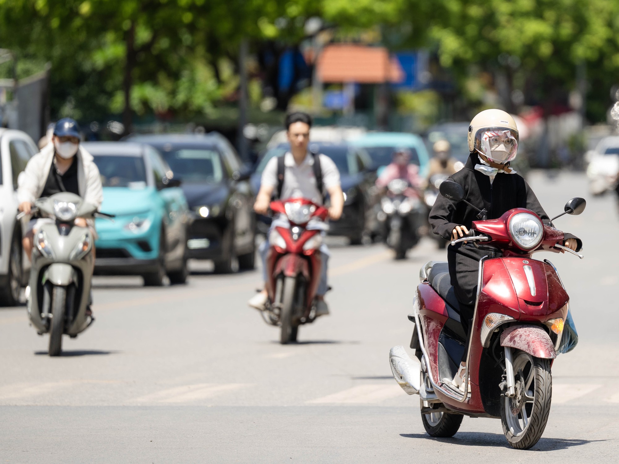Nắng n&oacute;ng H&agrave; Nội 23 / 6 như chảo lửa , người d&acirc;n chật vật giữa c&aacute;i n&oacute;ng gay gắt - Ảnh 3.