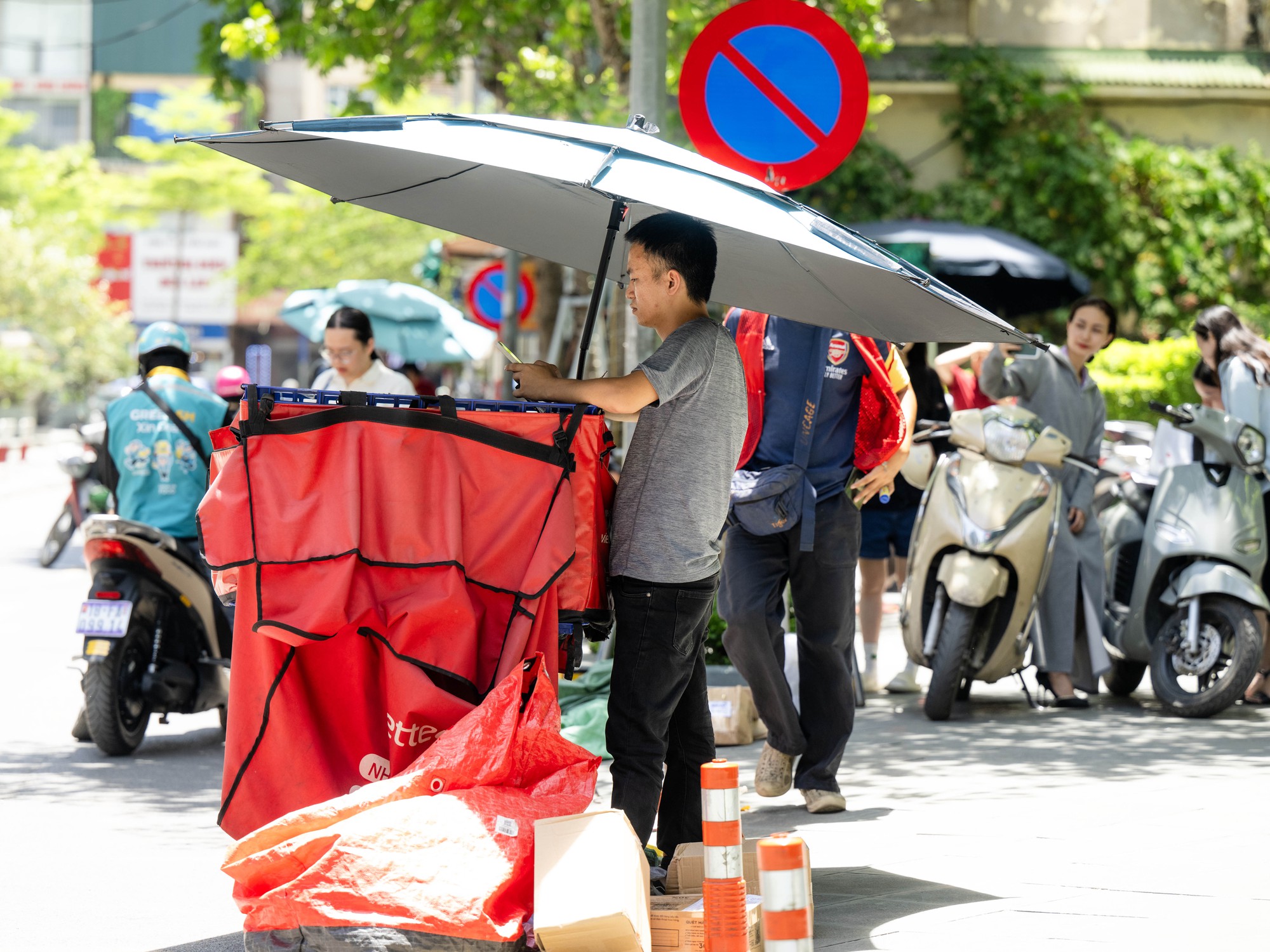 Nắng n&oacute;ng H&agrave; Nội 23 / 6 như chảo lửa , người d&acirc;n chật vật giữa c&aacute;i n&oacute;ng gay gắt - Ảnh 7.