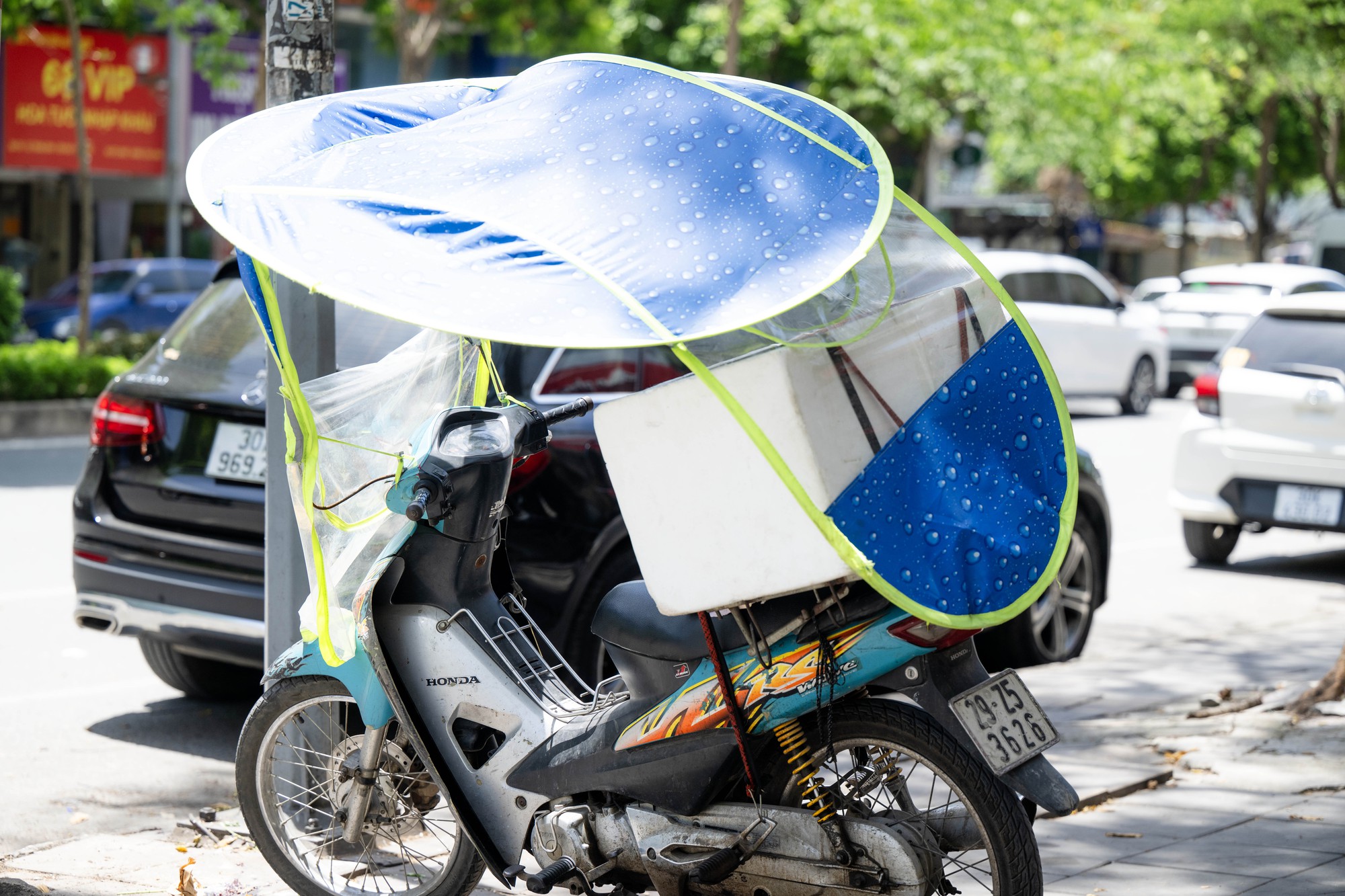 Nắng n&oacute;ng H&agrave; Nội 23 / 6 như chảo lửa , người d&acirc;n chật vật giữa c&aacute;i n&oacute;ng gay gắt - Ảnh 6.