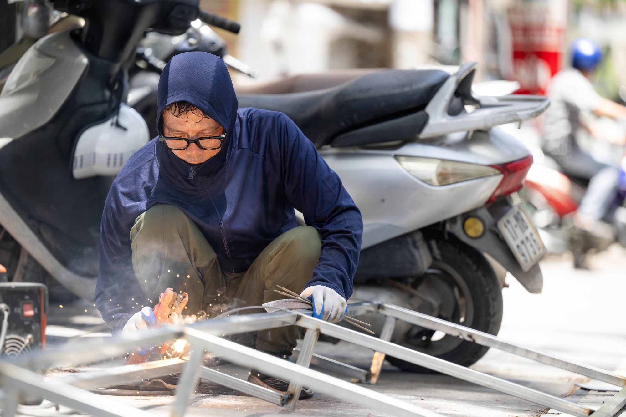 Nắng n&oacute;ng H&agrave; Nội 23 / 6 như chảo lửa , người d&acirc;n chật vật giữa c&aacute;i n&oacute;ng gay gắt - Ảnh 13.