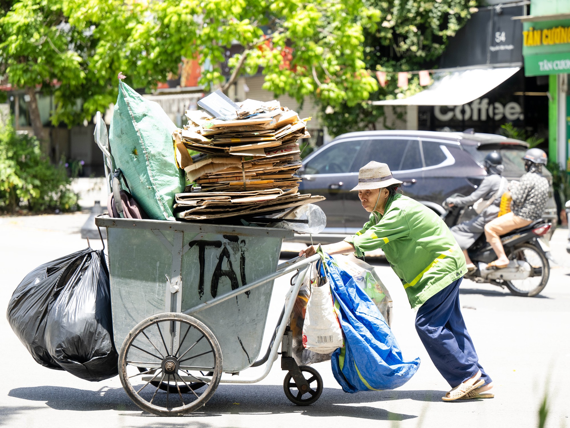 Nắng n&oacute;ng H&agrave; Nội 23 / 6 như chảo lửa , người d&acirc;n chật vật giữa c&aacute;i n&oacute;ng gay gắt - Ảnh 15.